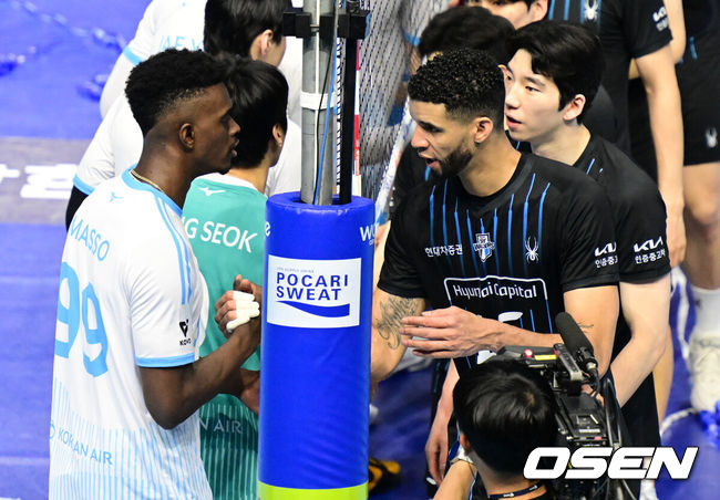 [OSEN=인천, 지형준 기자] 챔피언결정전에 앞서 외국인선수를 교체한 대한항공이 챔피언결정전 1차전에서 정규리그 1위의 품격을 과시했다.&nbsp;대한항공 점보스는 2일 인천 계양체육관에서 열린 진에어 2025-2026 V리그 남자부 챔피언결정전(5전 3선승제) 현대캐피탈 스카이워커스와의 1차전에서 세트 스코어 3-2(25-19, 19-25, 23-25, 25-20, 15-11)로 승리했다.&nbsp;정규리그 1위 대한항공은 우리카드와 플레이오프(2승)를 거쳐 올라온 2위 현대캐피탈에 기선을 제압하며 우승확률 75%(20번 중 15번)를 거머쥐었다.&nbsp;경기를 마치고 대한항공 마쏘와 현대캐피탈 레오가 인사를 나누고 있다. 2026.04.02&nbsp;/ jpnews@osen.co.kr