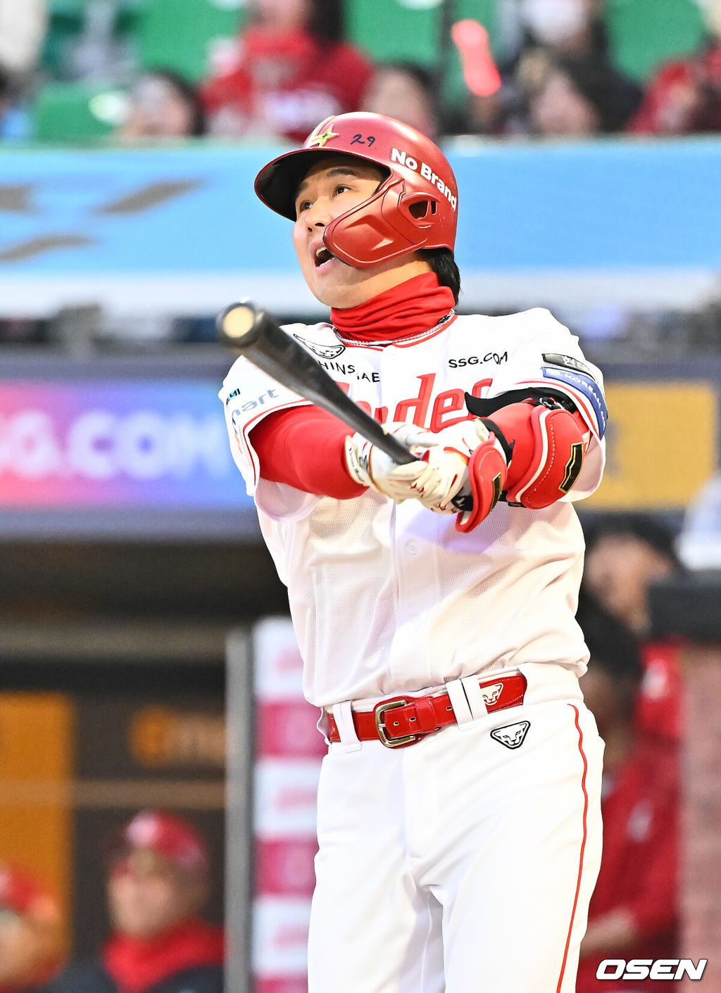 2일 오후 인천 SSG랜더스필드에서 2026 신한 SOL KBO리그 SSG 랜더스와 키움 히어로즈의 경기가 진행됐다.이날 SSG는 최민준을, 키움은 정현우를 선발투수로 내세웠다. 1회말 1사 1루 SSG 최정이 선취 2점 홈런을 날리고 있다.    2026.04.02 / soul1014@osen.co.kr