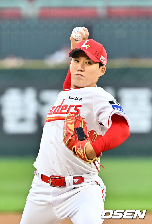 [OSEN=인천, 박준형 기자] 2일 오후 인천 SSG랜더스필드에서 2026 신한 SOL KBO리그&nbsp;SSG 랜더스와 키움 히어로즈의 경기가 진행됐다.이날 SSG는 최민준을, 키움은 정현우를 선발투수로 내세웠다. 1회초 SSG 선발투수 최민준이 역투하고 있다.  2026.04.02 / soul1014@osen.co.kr