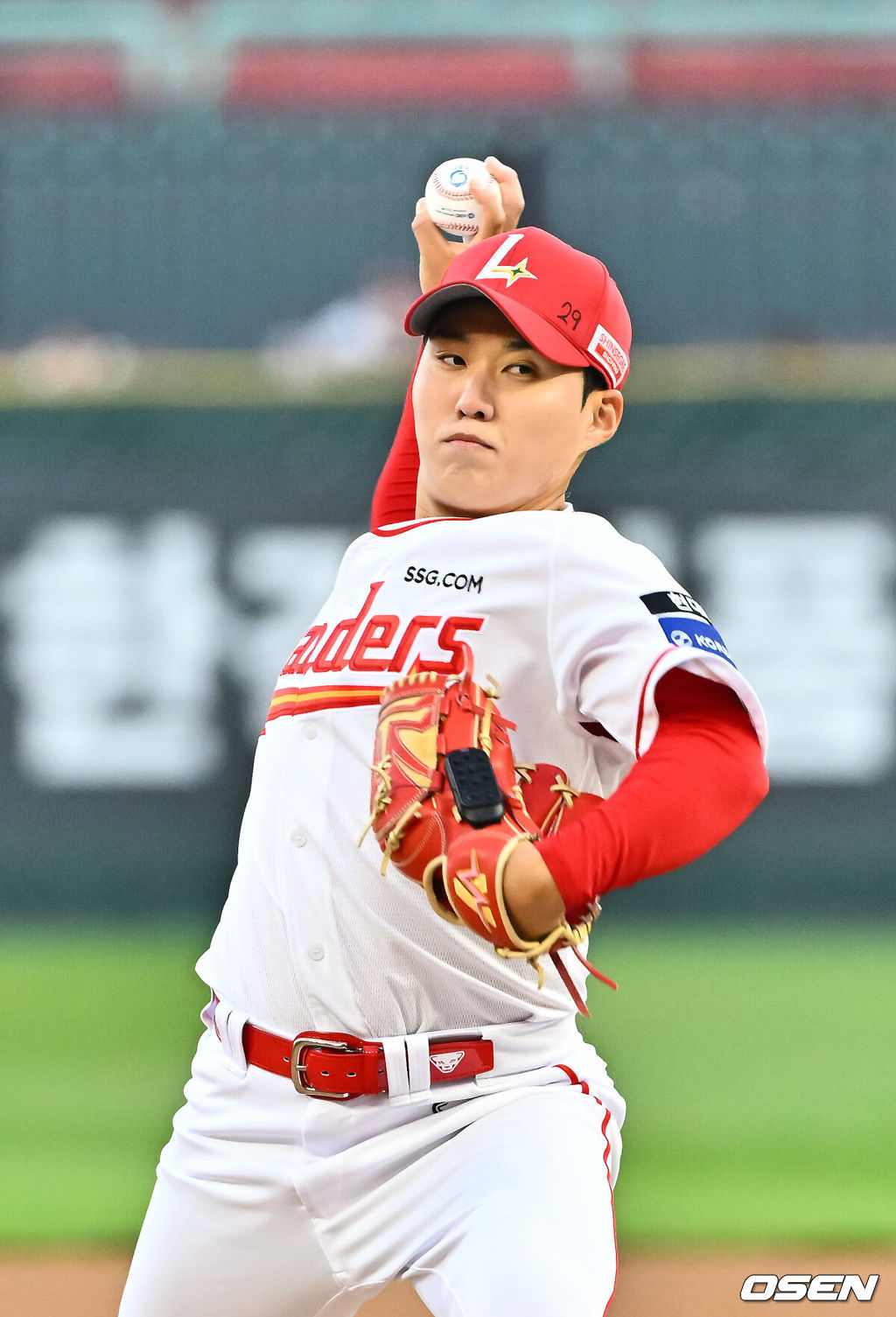 2일 오후 인천 SSG랜더스필드에서 2026 신한 SOL KBO리그 SSG 랜더스와 키움 히어로즈의 경기가 진행됐다.이날 SSG는 최민준을, 키움은 정현우를 선발투수로 내세웠다. 1회초 SSG 선발투수 최민준이 역투하고 있다.  2026.04.02 / soul1014@osen.co.kr