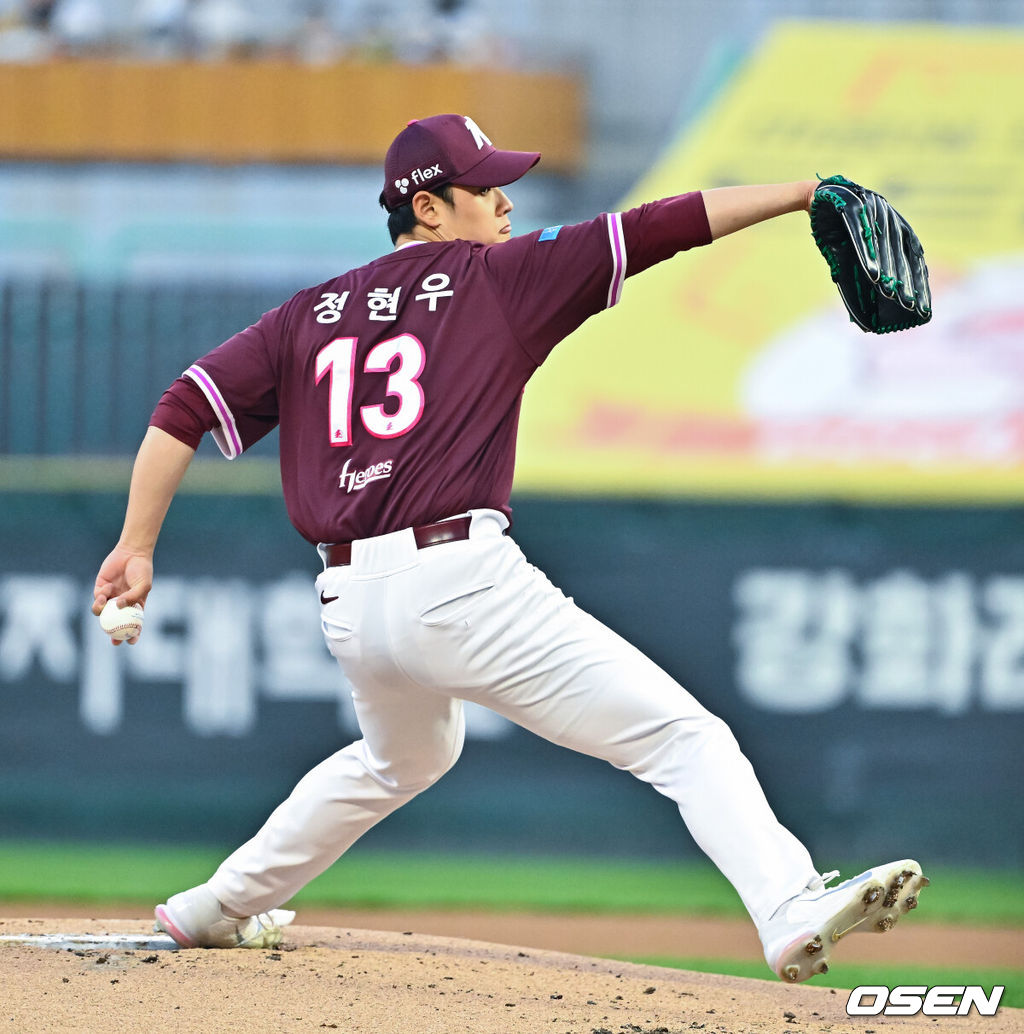 2일 오후 인천 SSG랜더스필드에서 2026 신한 SOL KBO리그 SSG 랜더스와 키움 히어로즈의 경기가 진행됐다.이날 SSG는 최민준을, 키움은 정현우를 선발투수로 내세웠다. 1회말 키움 선발투수 정현우가 역투하고 있다.    2026.04.02 / soul1014@osen.co.kr