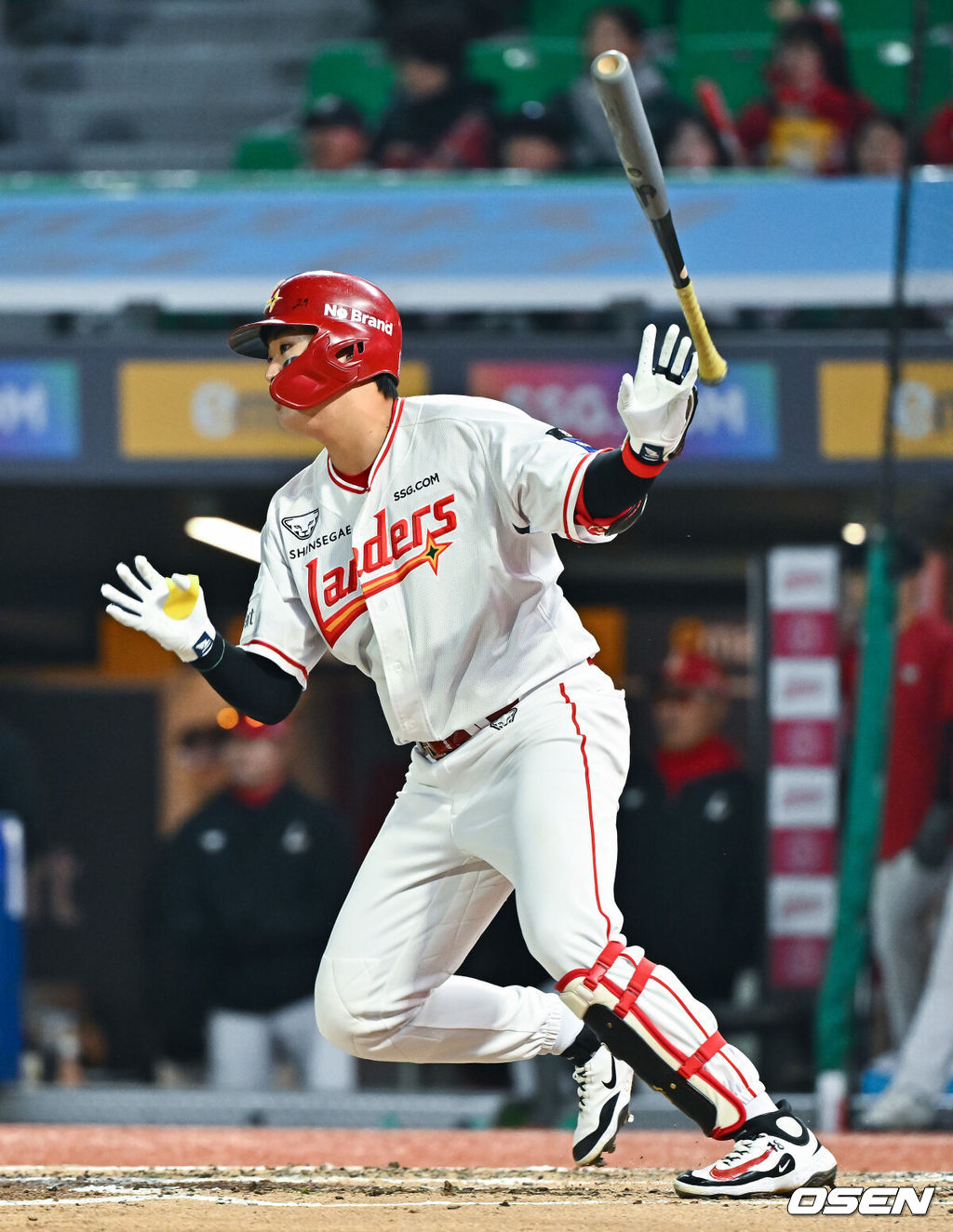 2일 오후 인천 SSG랜더스필드에서 2026 신한 SOL KBO리그 SSG 랜더스와 키움 히어로즈의 경기가 진행됐다.이날 SSG는 최민준을, 키움은 정현우를 선발투수로 내세웠다. 3회말 2사 2,3루 SSG 고명준이 2타점 적시타를 날리고 있다.   2026.04.02 / soul1014@osen.co.kr