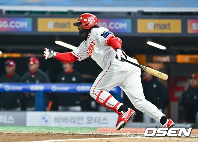 [OSEN=인천, 박준형 기자] 2일 오후 인천 SSG랜더스필드에서 2026 신한 SOL KBO리그&nbsp;SSG 랜더스와 키움 히어로즈의 경기가 진행됐다.이날 SSG는 최민준을, 키움은 정현우를 선발투수로 내세웠다. 6회말 2사 만루 SSG 에레디아가 2타점 적시타를 날리고 있다.  2026.04.02 / soul1014@osen.co.kr