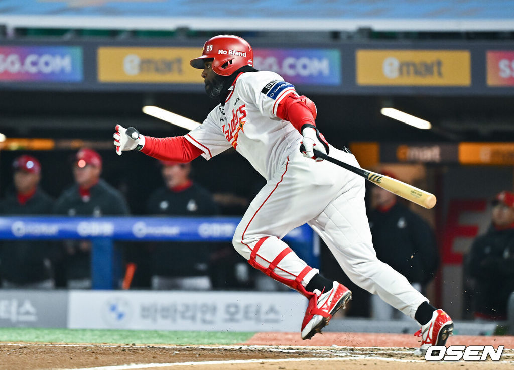 2일 오후 인천 SSG랜더스필드에서 2026 신한 SOL KBO리그 SSG 랜더스와 키움 히어로즈의 경기가 진행됐다.이날 SSG는 최민준을, 키움은 정현우를 선발투수로 내세웠다. 6회말 2사 만루 SSG 에레디아가 2타점 적시타를 날리고 있다.  2026.04.02 / soul1014@osen.co.kr