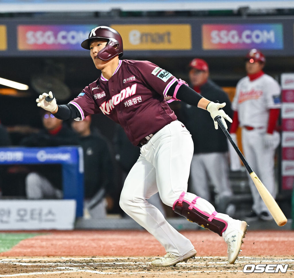 2일 오후 인천 SSG랜더스필드에서 2026 신한 SOL KBO리그 SSG 랜더스와 키움 히어로즈의 경기가 진행됐다.이날 SSG는 최민준을, 키움은 정현우를 선발투수로 내세웠다. 7회최 무사 1,2루 키움 박찬혁이 안타를 날리고 있다.  2026.04.02 / soul1014@osen.co.kr