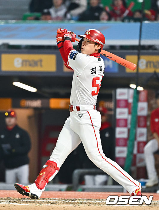 [OSEN=인천, 박준형 기자] 2일 오후 인천 SSG랜더스필드에서 2026 신한 SOL KBO리그&nbsp;SSG 랜더스와 키움 히어로즈의 경기가 진행됐다.이날 SSG는 최민준을, 키움은 정현우를 선발투수로 내세웠다. 8회말 무사 1루 SSG 최지훈이 2점 홈런을 날리고 있다.  2026.04.02 / soul1014@osen.co.kr