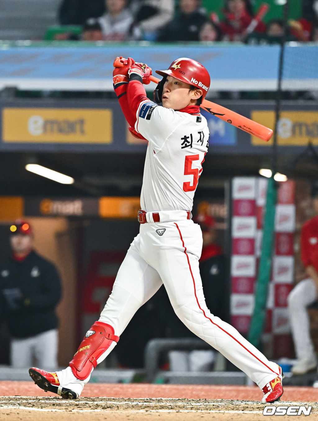 2일 오후 인천 SSG랜더스필드에서 2026 신한 SOL KBO리그 SSG 랜더스와 키움 히어로즈의 경기가 진행됐다.이날 SSG는 최민준을, 키움은 정현우를 선발투수로 내세웠다. 8회말 무사 1루 SSG 최지훈이 2점 홈런을 날리고 있다.  2026.04.02 / soul1014@osen.co.kr