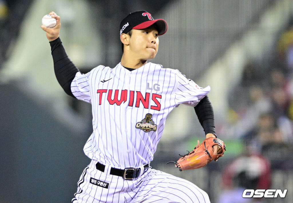 2일 서울 잠실야구장에서 2026 신한 SOL KBO리그 LG 트윈스와 KIA 타이거즈의 경기가 열렸다. 이날 LG는 웰스, KIA는 김태형을 선발로 내세웠다. 8회초 LG 우강훈이 역투를 하고 있다. 2026.04.02 /cej@osen.co.kr