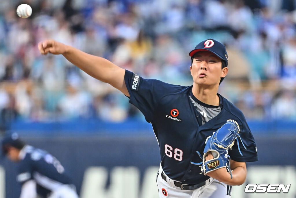 2일 대구삼성라이온즈파크에서 2026 신한 SOL KBO 리그 삼성 라이온즈와 두산 베어스의 경기가 열렸다. 홈팀 삼성은 이승현이, 방문팀 두산은 최민석이 선발 출전했다. 두산 베어스 선발 투수 최민석이 역투하고 있다. 2026.04.02 / foto0307@osen.co.kr