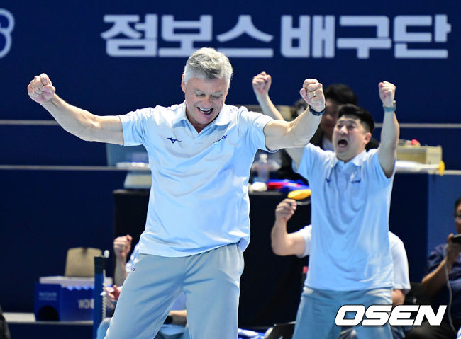 [OSEN=인천, 지형준 기자] 2일 인천 계양체육관에서 진에어 2025~2026 V리그 남자부 챔피언결정 1차전이 열렸다.양팀은 2시즌 연속 챔피언결정전에서 만났다. 대한항공은 정규리그 1위, 현대캐피탈은 2위로 우리카드를 플레이오프에서 꺾고 올라왔다. 1세트 대한항공 헤난 감독이 득점에 기뻐하고 있다. 2026.04.02&nbsp;/ jpnews@osen.co.kr