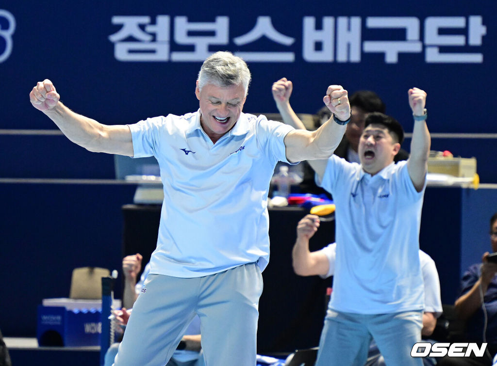 2일 인천 계양체육관에서 진에어 2025~2026 V리그 남자부 챔피언결정 1차전이 열렸다.양팀은 2시즌 연속 챔피언결정전에서 만났다. 대한항공은 정규리그 1위, 현대캐피탈은 2위로 우리카드를 플레이오프에서 꺾고 올라왔다. 1세트 대한항공 헤난 감독이 득점에 기뻐하고 있다. 2026.04.02 / jpnews@osen.co.kr