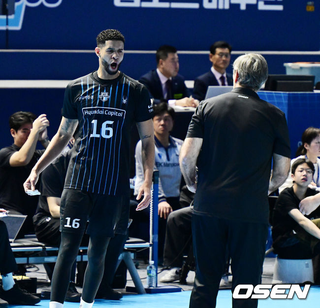 [OSEN=인천, 지형준 기자] 2일 인천 계양체육관에서 진에어 2025~2026 V리그 남자부 챔피언결정 1차전이 열렸다.양팀은 2시즌 연속 챔피언결정전에서 만났다. 대한항공은 정규리그 1위, 현대캐피탈은 2위로 우리카드를 플레이오프에서 꺾고 올라왔다. 1세트 현대캐피탈 레오가 필립 블랑 감독과 득점을 기뻐하고 있다. 2026.04.02&nbsp;/ jpnews@osen.co.kr