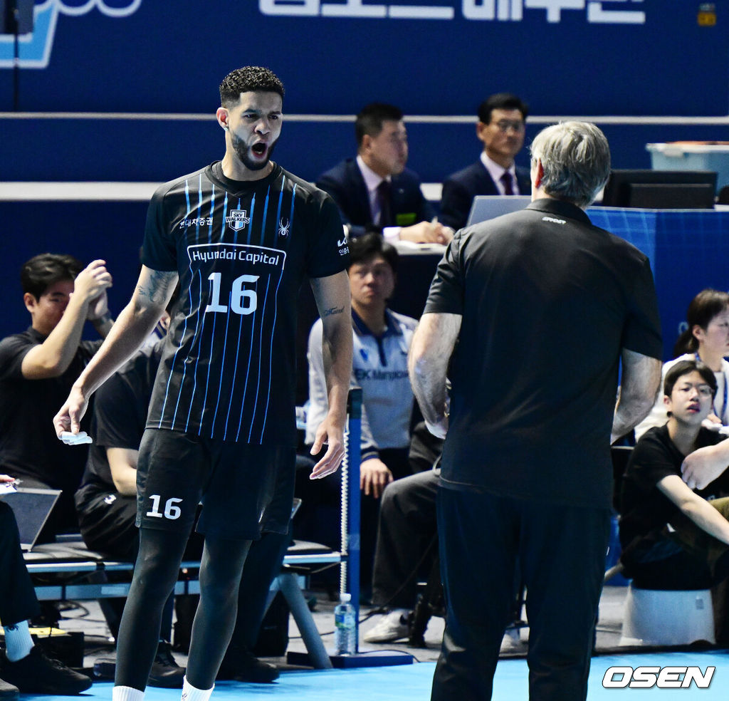 2일 인천 계양체육관에서 진에어 2025~2026 V리그 남자부 챔피언결정 1차전이 열렸다.양팀은 2시즌 연속 챔피언결정전에서 만났다. 대한항공은 정규리그 1위, 현대캐피탈은 2위로 우리카드를 플레이오프에서 꺾고 올라왔다. 1세트 현대캐피탈 레오가 필립 블랑 감독과 득점을 기뻐하고 있다. 2026.04.02 / jpnews@osen.co.kr