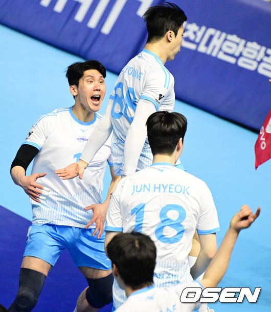 [OSEN=인천, 지형준 기자] 2일 인천 계양체육관에서 진에어 2025~2026 V리그 남자부 챔피언결정 1차전이 열렸다.양팀은 2시즌 연속 챔피언결정전에서 만났다. 대한항공은 정규리그 1위, 현대캐피탈은 2위로 우리카드를 플레이오프에서 꺾고 올라왔다. 4세트 대한항공 임재영이 득점을 올리며 동료선수들과 기뻐하고 있다. 2026.04.02&nbsp;/ jpnews@osen.co.kr