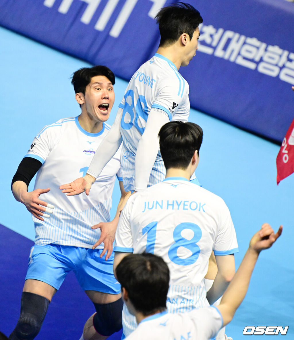 2일 인천 계양체육관에서 진에어 2025~2026 V리그 남자부 챔피언결정 1차전이 열렸다.양팀은 2시즌 연속 챔피언결정전에서 만났다. 대한항공은 정규리그 1위, 현대캐피탈은 2위로 우리카드를 플레이오프에서 꺾고 올라왔다. 4세트 대한항공 임재영이 득점을 올리며 동료선수들과 기뻐하고 있다. 2026.04.02 / jpnews@osen.co.kr