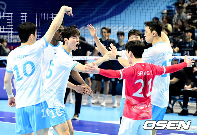 [OSEN=인천, 지형준 기자] 2일 인천 계양체육관에서 진에어 2025~2026 V리그 남자부 챔피언결정 1차전이 열렸다.양팀은 2시즌 연속 챔피언결정전에서 만났다. 대한항공은 정규리그 1위, 현대캐피탈은 2위로 우리카드를 플레이오프에서 꺾고 올라왔다. 1세트 대한항공 선수들이 득점에 기뻐하고 있다. 2026.04.02&nbsp;/ jpnews@osen.co.kr