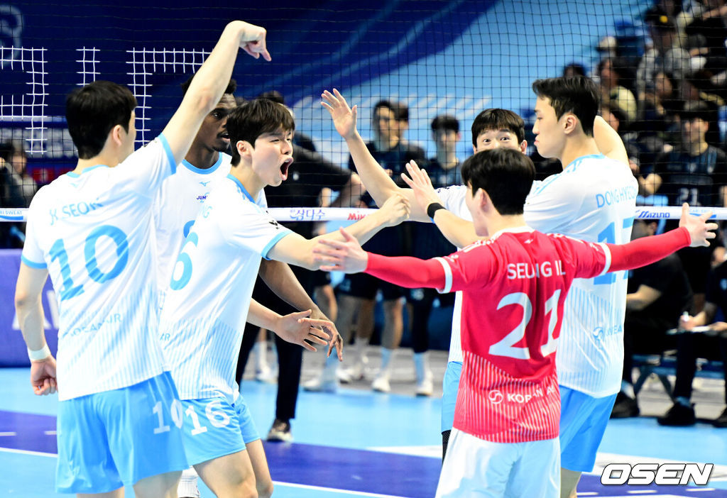 2일 인천 계양체육관에서 진에어 2025~2026 V리그 남자부 챔피언결정 1차전이 열렸다.양팀은 2시즌 연속 챔피언결정전에서 만났다. 대한항공은 정규리그 1위, 현대캐피탈은 2위로 우리카드를 플레이오프에서 꺾고 올라왔다. 1세트 대한항공 선수들이 득점에 기뻐하고 있다. 2026.04.02 / jpnews@osen.co.kr