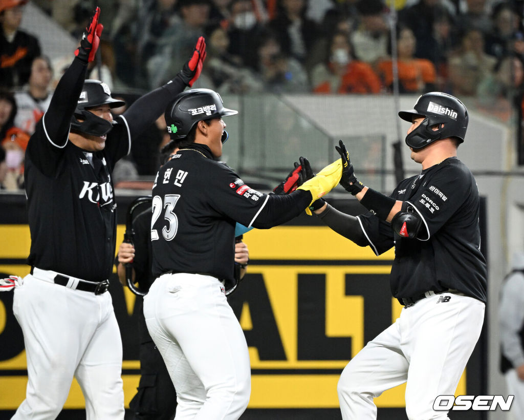 2일 대전 한화생명볼파크에서 2026 신한 SOL KBO리그 한화 이글스와 KT 위즈의 경기가 열렸다.이날 한화는 문동주, KT는 오원석을 선발로 내세웠다.3회초 1사 만루에서 KT 장성우가 좌월 만루 홈런을 치고 홈에서 환호하고 있다. 2026.04.02 /sunday@osen.co.kr