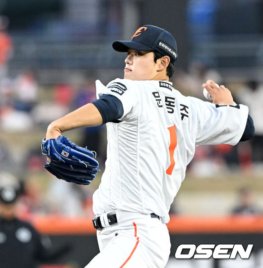 [OSEN=대전, 이대선 기자] 2일 대전 한화생명볼파크에서 2026 신한 SOL KBO리그 한화 이글스와 KT 위즈의 경기가 열렸다.이날 한화는 문동주, KT는 오원석을 선발로 내세웠다.1회초 무사에서 한화 선발투수 문동주가 역투하고 있다. 2026.04.02 /sunday@osen.co.kr
