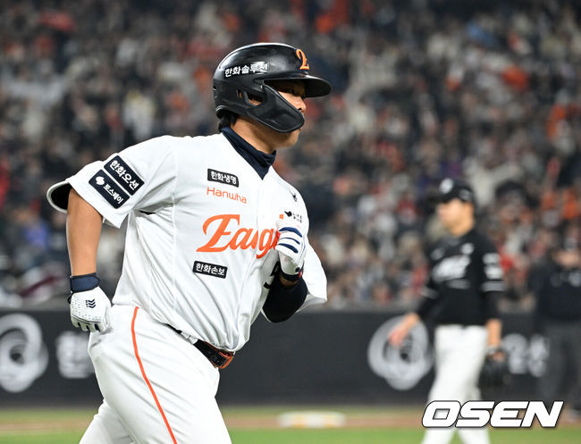 [OSEN=대전, 이대선 기자] 2일 대전 한화생명볼파크에서 2026 신한 SOL KBO리그 한화 이글스와 KT 위즈의 경기가 열렸다.이날 한화는 문동주, KT는 오원석을 선발로 내세웠다.7회말 무사에서 한화 강백호가 우월 솔로 홈런을 치고 있다. 2026.04.02 /sunday@osen.co.kr