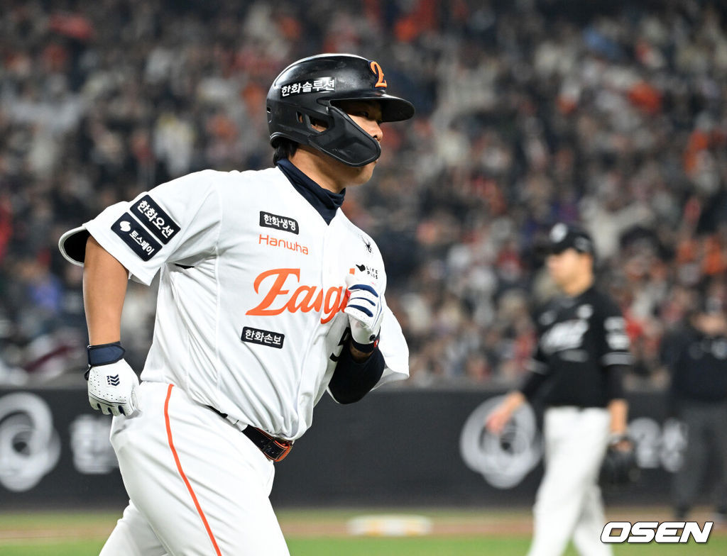 2일 대전 한화생명볼파크에서 2026 신한 SOL KBO리그 한화 이글스와 KT 위즈의 경기가 열렸다.이날 한화는 문동주, KT는 오원석을 선발로 내세웠다.7회말 무사에서 한화 강백호가 우월 솔로 홈런을 치고 있다. 2026.04.02 /sunday@osen.co.kr