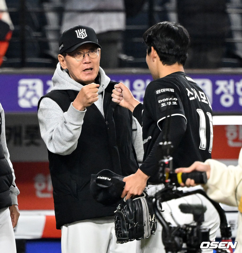 프로야구 KT 위즈가 한화 이글스와의 3연전을 싹쓸이, 창단 최초 개막 5연승을 질주했다.이강철 감독이 이끄는 KT는 2일 대전 한화생명 볼파크에서 열린 2026 신한 SOL KBO리그 한화와의 원정경기에서 승리했다. KT는 5경기 전승으로 개막 5연승을 달성했고, 3연패에 빠진 한화는 2승3패를 마크했다.경기 종료 후 KT 이강철 감독이 스기모토와 승리의 기쁨을 나누고 있다. 2026.04.02 /sunday@osen.co.kr