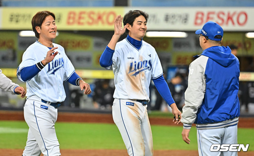 2일 대구삼성라이온즈파크에서 2026 신한 SOL KBO 리그 삼성 라이온즈와 두산 베어스의 경기가 열렸다. 홈팀 삼성은 이승현이, 방문팀 두산은 최민석이 선발 출전했다. 삼성 라이온즈 구자욱과 강민호가 5-2로 승리한 후 박진만 감독과 하이파이브를 하고 있다. 2026.04.02 / foto0307@osen.co.kr