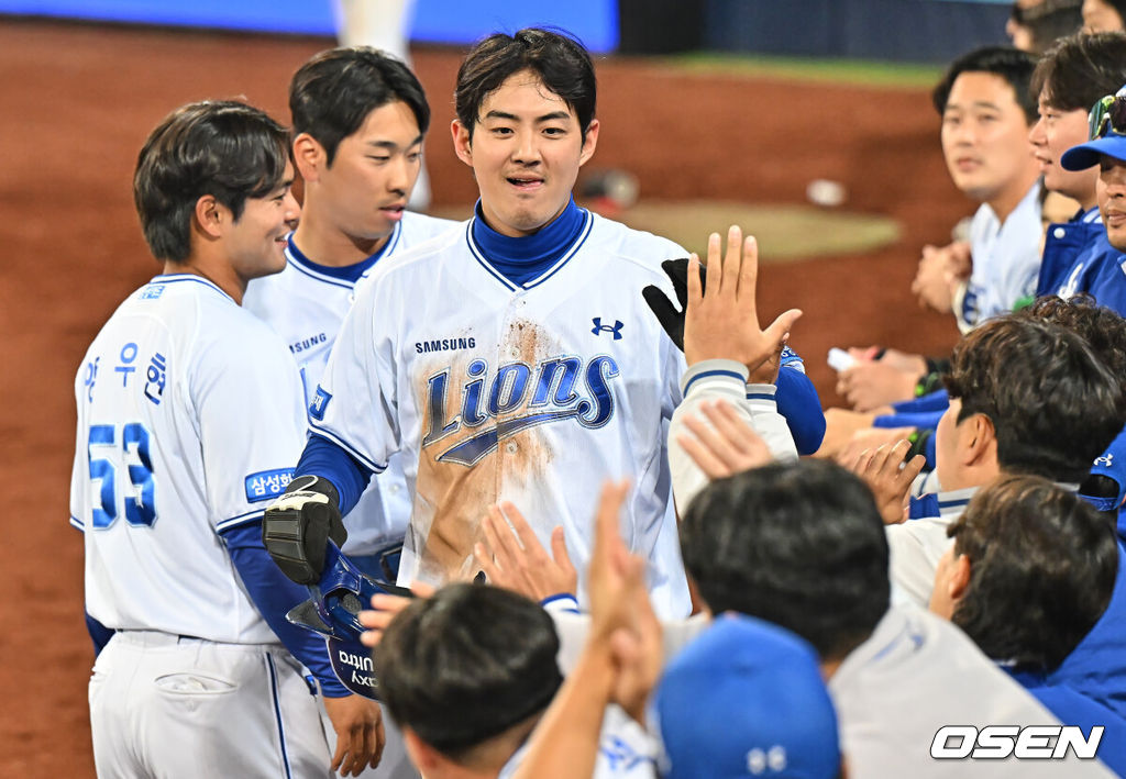 2일 대구삼성라이온즈파크에서 2026 신한 SOL KBO 리그 삼성 라이온즈와 두산 베어스의 경기가 열렸다. 홈팀 삼성은 이승현이, 방문팀 두산은 최민석이 선발 출전했다. 삼성 라이온즈 구자욱이 8회말 무사 1,3루 최형우의 좌익수 희생플라이때 득점을 올리고 하이파이브를 하고 있다. 2026.04.02 / foto0307@osen.co.kr
