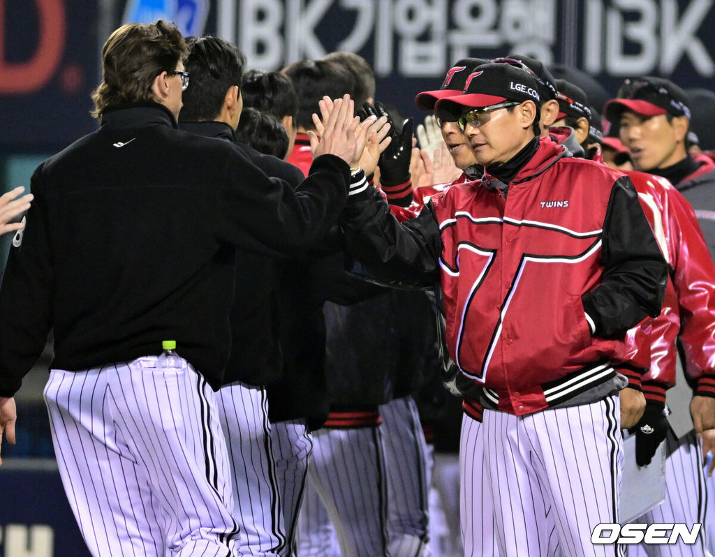 프로야구 LG 트윈스가 KIA 타이거즈에 위닝에 성공했다. LG 2일 잠실구장에서 열린 2026 KBO리그 KIA와 경기에서 2-1로 승리했다. 1승 1패를 주고받고 3연전 마지막 경기에서 승리했다. 이로써 LG는 개막 3연패 이후 2연승을 기록했다. KIA는 1승 4패가 됐다. LG 염경엽 감독이 웰스와 승리를 기뻐하고 있다. 2026.04.02 /cej@osen.co.kr