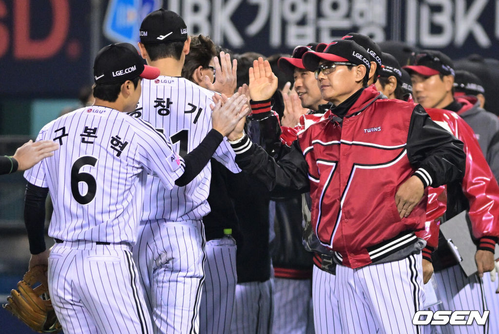 프로야구 LG 트윈스가 KIA 타이거즈에 위닝에 성공했다. LG 2일 잠실구장에서 열린 2026 KBO리그 KIA와 경기에서 2-1로 승리했다. 1승 1패를 주고받고 3연전 마지막 경기에서 승리했다. 이로써 LG는 개막 3연패 이후 2연승을 기록했다. KIA는 1승 4패가 됐다. LG 염경엽 감독이 구본혁과 승리를 기뻐하고 있다. 2026.04.02 /cej@osen.co.kr