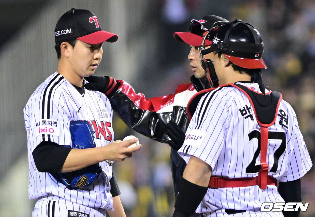 2일 서울 잠실야구장에서 2026 신한 SOL KBO리그 LG 트윈스와 KIA 타이거즈의 경기가 열렸다. 이날 LG는 웰스, KIA는 김태형을 선발로 내세웠다. 9회초 LG 유영찬이 KIA 선두타자 김선빈에게 볼넷을 허용하자 김광삼 코치가 마운드에 올라 대화를 나누고 있다. 2026.04.02 /cej@osen.co.kr