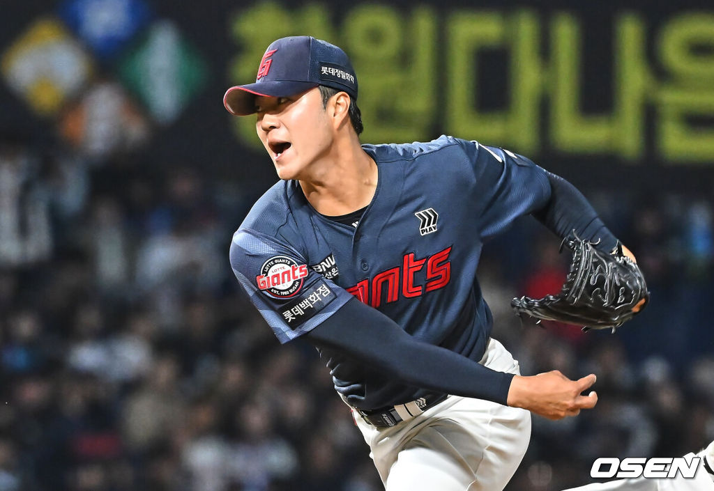 31일 창원NC파크에서 2026 신한 SOL KBO 리그 NC 다이노스와 롯데 자이언츠의 경기가 열렸다. 홈팀 NC는 토다가, 방문팀 롯데는 박세웅이 선발 출전했다. 롯데 자이언츠 윤성빈이 역투하고 있다. 2026.03.31 / foto0307@osen.co.kr
