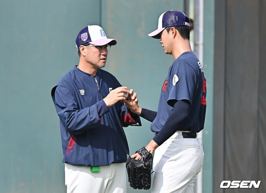프로야구 롯데 자이언츠가 31일(한국시간) 대만 타이난 아시아-태평양 국제야구센터에 스프링캠프를 차리고 구슬땀을 흘렸다.김태형 감독 등 코치진과 투수 20명, 포수 5명, 내야수 9명, 외야수 7명 등 총 41명의 선수단이 1월 20일까지 1차 캠프에서 체력 강화와 기술 훈련을 치른 뒤 21일부터 3월 5일까지 일본 미야자키로 옮겨 2차 캠프에서 구춘리그에 참가해 실전 감각을 점검한다.롯데 김상진 코치가 윤성빈에게 그립에 대해 조언하고 있다. 2026.01.31 / foto0307@osen.co.kr