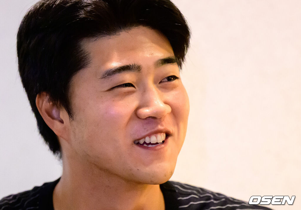 2일 일본 미야자키현 아야초 니시키바루 야구장에서 열릴 예정이던 SSG 랜더스와 롯데 자이언츠의 연습경기가 우천으로 취소됐다.SSG와 롯데는 미야자키에 2차 캠프를 차리고 연습경기를 통해 실전 점검에 나선다.롯데 윤성빈이 취재진과 이야기를 나누고 있다. 2026.03.02 /jpnews@osen.co.kr