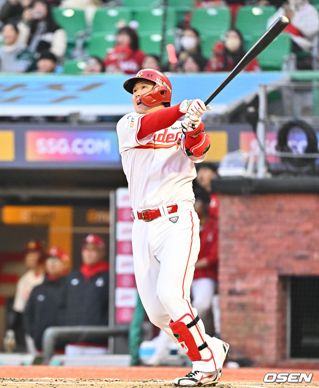 2일 오후 인천 SSG랜더스필드에서 2026 신한 SOL KBO리그 SSG 랜더스와 키움 히어로즈의 경기가 진행됐다.이날 SSG는 최민준을, 키움은 정현우를 선발투수로 내세웠다. 1회말 1사 1루 SSG 최정이 선취 2점 홈런을 날리고 있다.    2026.04.02 / soul1014@osen.co.kr