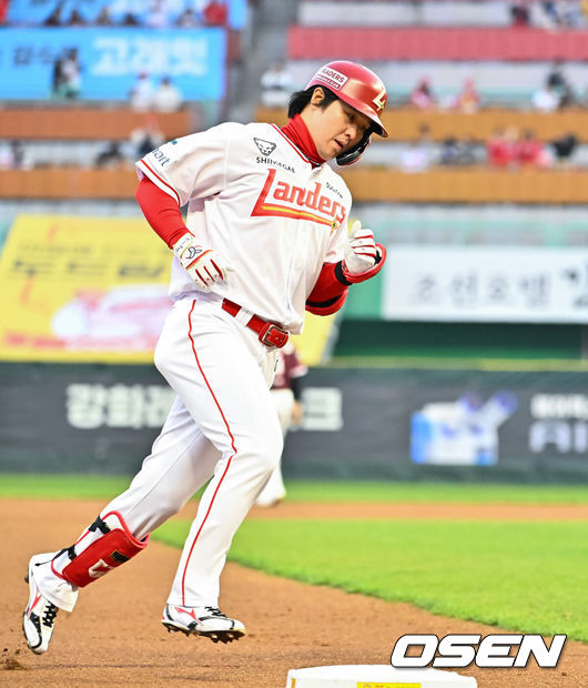 [OSEN=인천, 박준형 기자] 2일 오후 인천 SSG랜더스필드에서 2026 신한 SOL KBO리그&nbsp;SSG 랜더스와 키움 히어로즈의 경기가 진행됐다.이날 SSG는 최민준을, 키움은 정현우를 선발투수로 내세웠다. 1회말 1사 1루 SSG 최정이 선취 2점 홈런을 베이스를 돌고 있다   2026.04.02 / soul1014@osen.co.kr