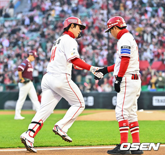 [OSEN=인천, 박준형 기자] 2일 오후 인천 SSG랜더스필드에서 2026 신한 SOL KBO리그&nbsp;SSG 랜더스와 키움 히어로즈의 경기가 진행됐다.이날 SSG는 최민준을, 키움은 정현우를 선발투수로 내세웠다. 1회말 1사 1루 SSG 최정이 선취 2점 홈런을 베이스를 돌고 있다   2026.04.02 / soul1014@osen.co.kr