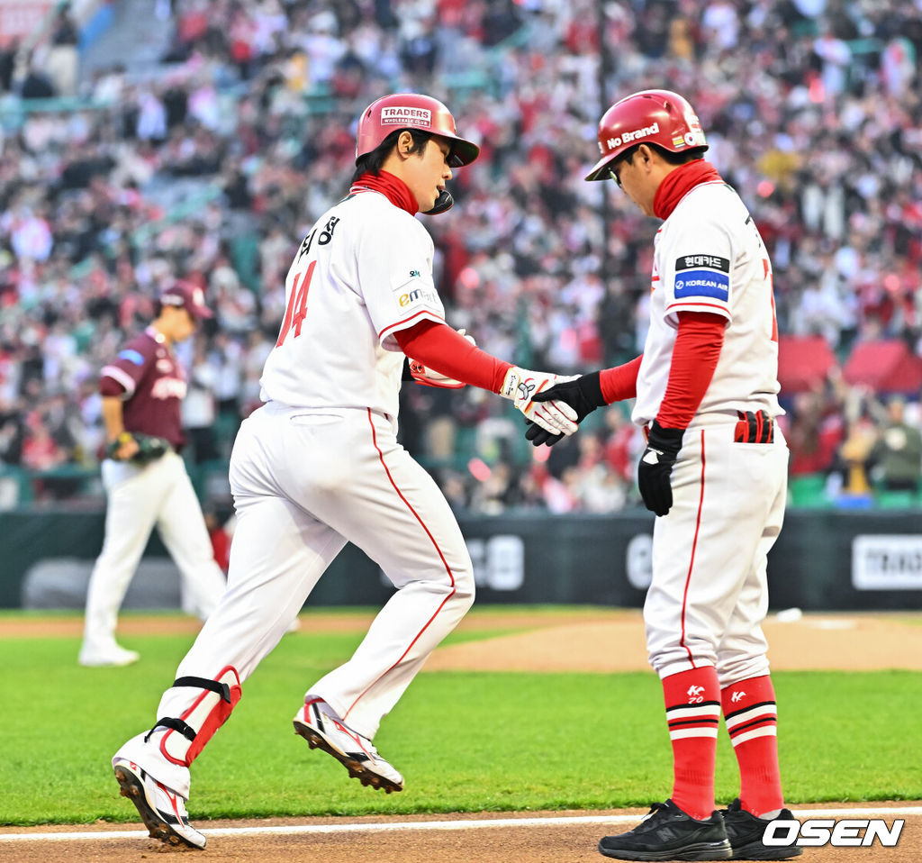 2일 오후 인천 SSG랜더스필드에서 2026 신한 SOL KBO리그 SSG 랜더스와 키움 히어로즈의 경기가 진행됐다.이날 SSG는 최민준을, 키움은 정현우를 선발투수로 내세웠다. 1회말 1사 1루 SSG 최정이 선취 2점 홈런을 베이스를 돌고 있다   2026.04.02 / soul1014@osen.co.kr