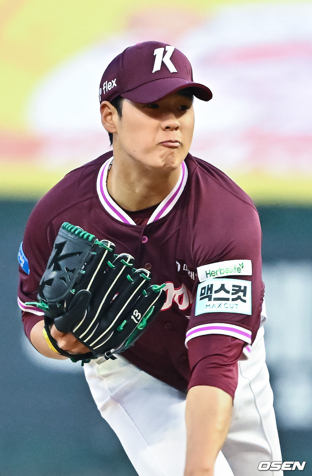 2일 오후 인천 SSG랜더스필드에서 2026 신한 SOL KBO리그 SSG 랜더스와 키움 히어로즈의 경기가 진행됐다.이날 SSG는 최민준을, 키움은 정현우를 선발투수로 내세웠다. 1회말 키움 선발투수 정현우가 역투하고 있다.    2026.04.02 / soul1014@osen.co.kr