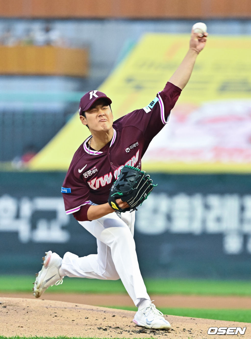 2일 오후 인천 SSG랜더스필드에서 2026 신한 SOL KBO리그 SSG 랜더스와 키움 히어로즈의 경기가 진행됐다.이날 SSG는 최민준을, 키움은 정현우를 선발투수로 내세웠다. 1회말 키움 선발투수 정현우가 역투하고 있다.    2026.04.02 / soul1014@osen.co.kr