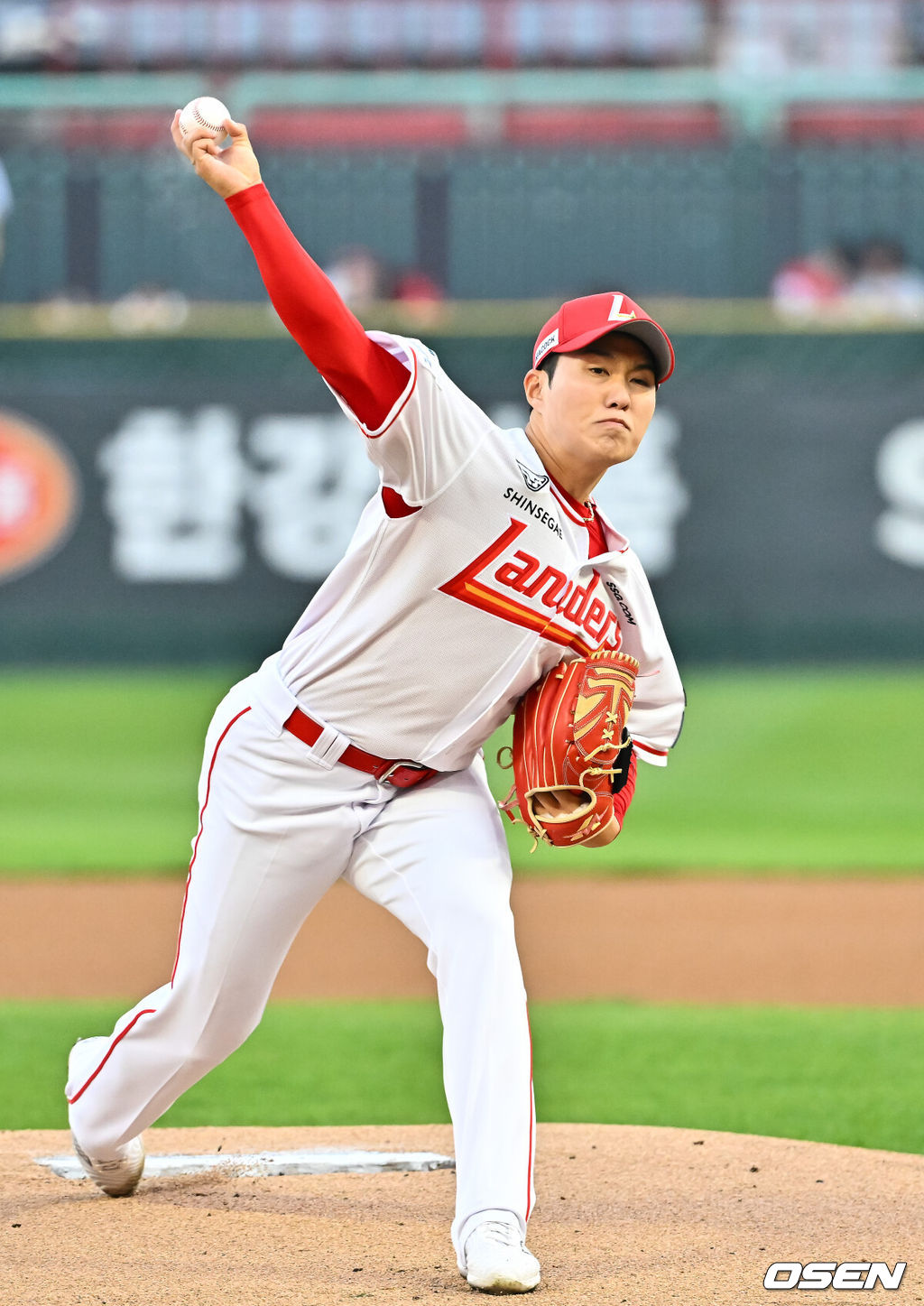 2일 오후 인천 SSG랜더스필드에서 2026 신한 SOL KBO리그 SSG 랜더스와 키움 히어로즈의 경기가 진행됐다.이날 SSG는 최민준을, 키움은 정현우를 선발투수로 내세웠다. 1회초 SSG 선발투수 최민준이 역투하고 있다.  2026.04.02 / soul1014@osen.co.kr