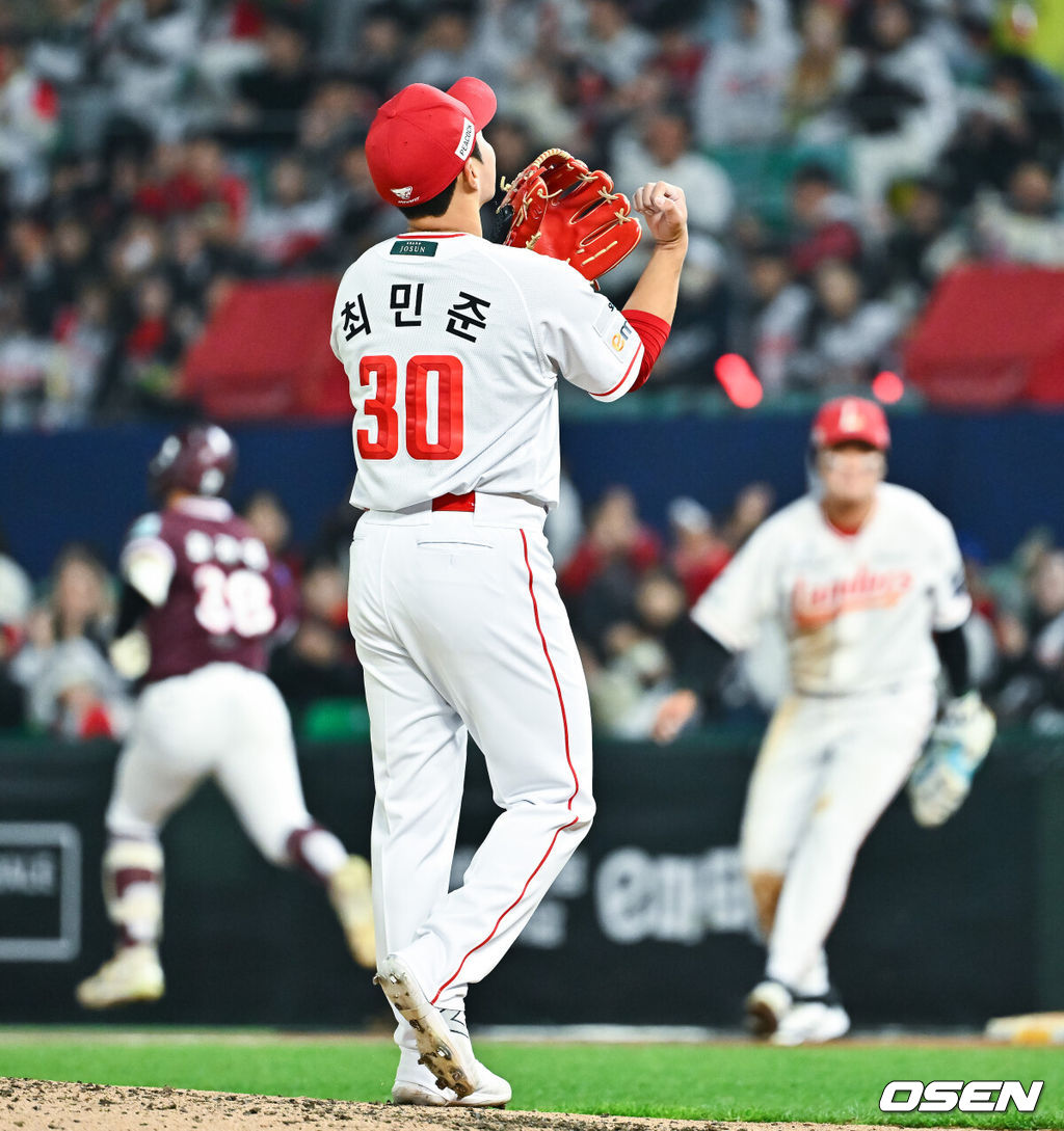 2일 오후 인천 SSG랜더스필드에서 2026 신한 SOL KBO리그 SSG 랜더스와 키움 히어로즈의 경기가 진행됐다.이날 SSG는 최민준을, 키움은 정현우를 선발투수로 내세웠다. 5회초 1사 1,2루 키움 최재영을 병살아웃 잡은 SSG 최민준 투수가 박수를 치며 기뻐하고 있다 .  2026.04.02 / soul1014@osen.co.kr