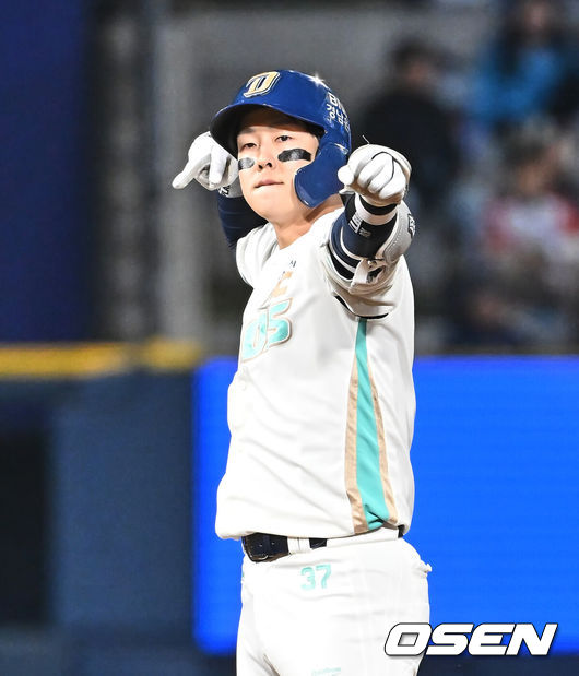 [OSEN=창원, 이석우 기자] 31일 창원NC파크에서 2026 신한 SOL KBO 리그 NC 다이노스와 롯데 자이언츠의 경기가 열렸다. 홈팀 NC는 토다가, 방문팀 롯데는 박세웅이 선발 출전했다. NC 다이노스 박건우가 3회말 2사 1,3루 중견수 뒤 1타점 2루타를 치고 세리머니를 하고 있다. 2026.03.31 / foto0307@osen.co.kr