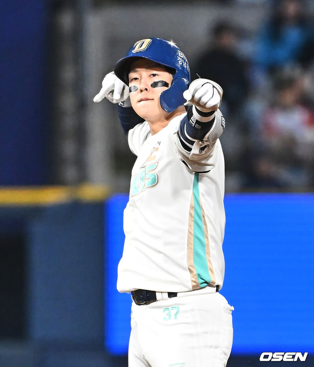 31일 창원NC파크에서 2026 신한 SOL KBO 리그 NC 다이노스와 롯데 자이언츠의 경기가 열렸다. 홈팀 NC는 토다가, 방문팀 롯데는 박세웅이 선발 출전했다. NC 다이노스 박건우가 3회말 2사 1,3루 중견수 뒤 1타점 2루타를 치고 세리머니를 하고 있다. 2026.03.31 / foto0307@osen.co.kr