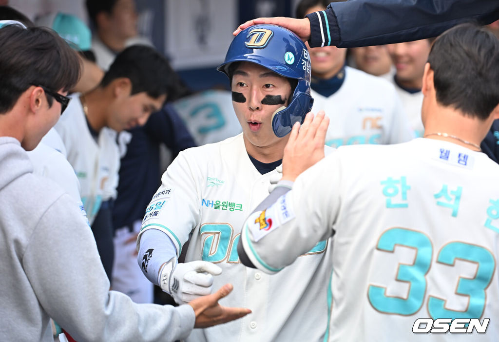 29일 창원NC파크에서 2026 신한 SOL KBO 리그 NC 다이노스와 두산 베어스의 경기가 열렸다. 홈팀 NC는 테일러가, 방문팀 두산은 곽빈이 선발 출전했다. NC 다이노스 박건우가 4회말 1사 좌월 솔로 홈런을 치고  기뻐하고 있다. 2026.03.29 / foto0307@osen.co.kr