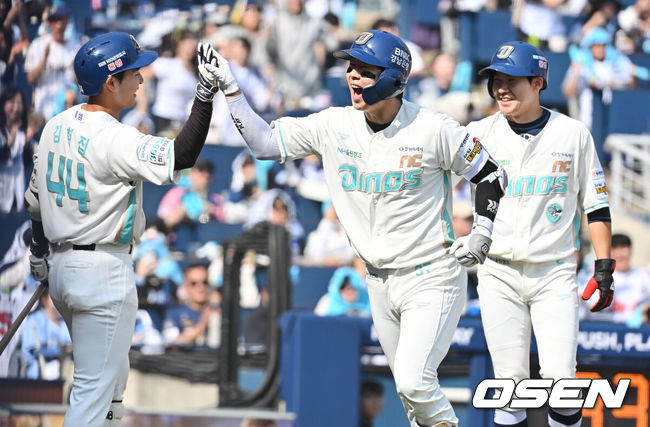[OSEN=창원, 이석우 기자] 28일 창원NC파크에서 2026 신한 SOL KBO 리그 NC 다이노스와 두산 베어스의 경기가 열렸다. 홈팀 NC는 구창모가, 방문팀 두산은 플렉센이 선발 출전했다. NC 다이노스 박건우가 3회말 1사 1,2루 좌월 3점 홈런을 치고 기쁨을 나누고 있다. 2026.03.28 / foto0307@osen.co.kr