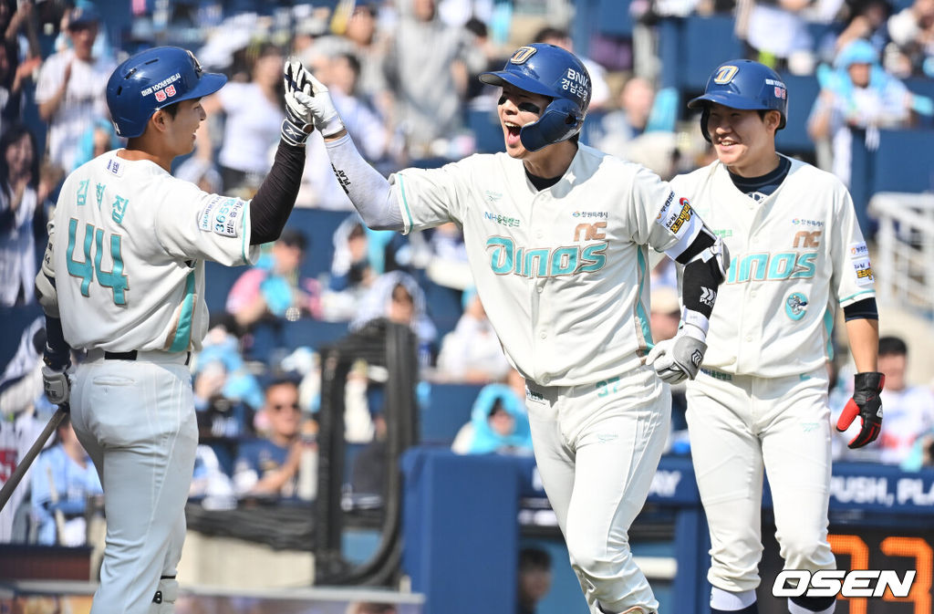 28일 창원NC파크에서 2026 신한 SOL KBO 리그 NC 다이노스와 두산 베어스의 경기가 열렸다. 홈팀 NC는 구창모가, 방문팀 두산은 플렉센이 선발 출전했다. NC 다이노스 박건우가 3회말 1사 1,2루 좌월 3점 홈런을 치고 기쁨을 나누고 있다. 2026.03.28 / foto0307@osen.co.kr