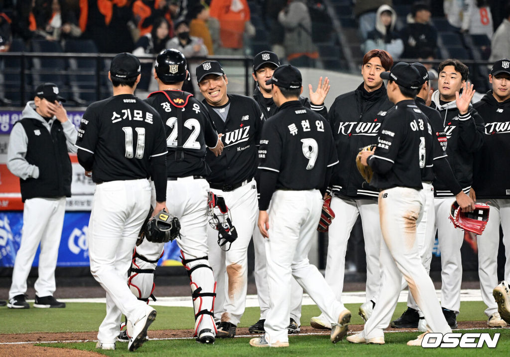 프로야구 KT 위즈가 한화 이글스와의 3연전을 싹쓸이, 창단 최초 개막 5연승을 질주했다.이강철 감독이 이끄는 KT는 2일 대전 한화생명 볼파크에서 열린 2026 신한 SOL KBO리그 한화와의 원정경기에서 승리했다. KT는 5경기 전승으로 개막 5연승을 달성했고, 3연패에 빠진 한화는 2승3패를 마크했다.경기 종료 후 KT 선수들이 승리의 기쁨을 나누고 있다. 2026.04.02 /sunday@osen.co.kr