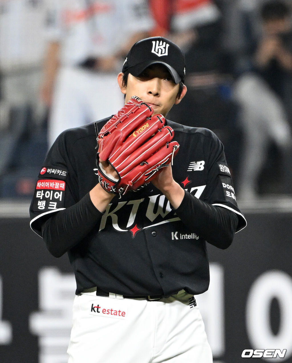 2일 대전 한화생명볼파크에서 2026 신한 SOL KBO리그 한화 이글스와 KT 위즈의 경기가 열렸다.이날 한화는 문동주, KT는 오원석을 선발로 내세웠다.6회말 수비를 마친 KT 오원석이 박수를 치고 있다. 2026.04.02 /sunday@osen.co.kr