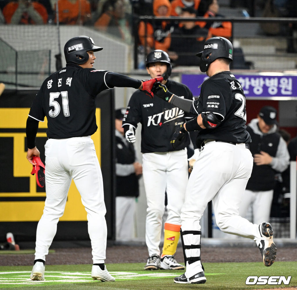 2일 대전 한화생명볼파크에서 2026 신한 SOL KBO리그 한화 이글스와 KT 위즈의 경기가 열렸다.이날 한화는 문동주, KT는 오원석을 선발로 내세웠다.7회초 2사 1루에서 KT 장성우가 좌중월 투런 홈런을 치고 환호하고 있다. 2026.04.02 /sunday@osen.co.kr